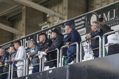 Imagen de aficionados en el partido entre el Burgos CF y el Elche.