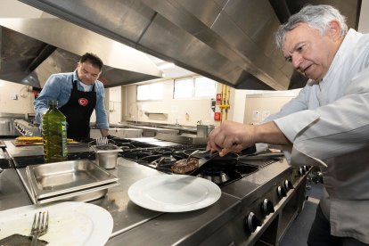 Javier Rodríguez, de Carnicería Hermanos Rodríguez Ruiz (derecha), y Eduardo Antón.