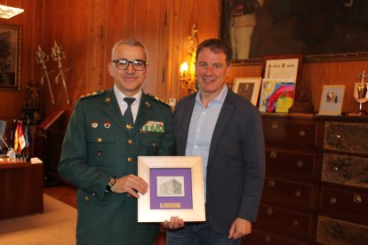 Alfonso Martín con el presidente de la Diputación, Borja Suárez.