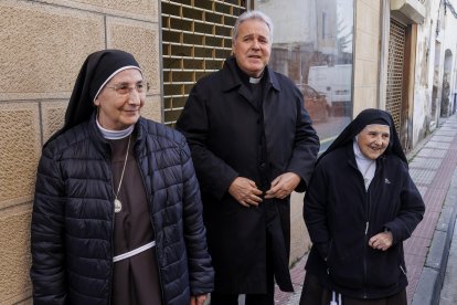 Mario Iceta, junto a Sor Carmen y Sor Amparo.