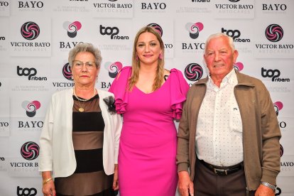 Yolanda Bayo junto a los fundadores de Autocares Bayo, Víctor y Soledad
