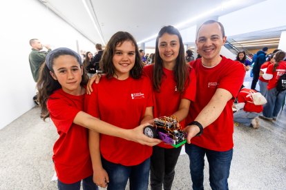 Yael, Tania y Ginebra, con su tutor, forman parte de Tuerkas Lokas, el equipo soriano que ha ganado el premio a Mejor Proyecto Robótico con Billy.