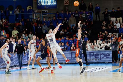 El lanzamiento de Barcello a falta de 0,6 segundos, 0,1 segundos después del saque según documenta Tizona, le dio la victoria a Obradoiro.
