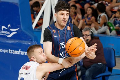 Falta clara sobre Seoane, en el partido contra Obradoiro.