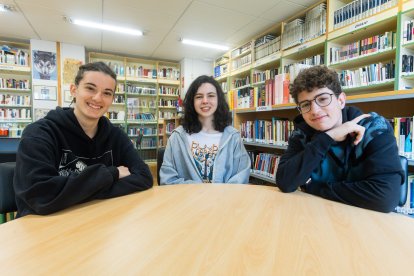 Mar Gonzalo, Nerea Bustillo y Hugo García; en la biblioteca del Pintor Luis Sáez.