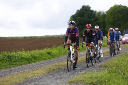 Hugo de la Calle, al frente de la escapada en los caminos de tierra.