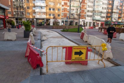 Obras de reparación del pavimento en la calle Francisco Grandmontagne de Burgos.