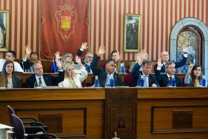 Los concejales de Vox y PP levantan la mano para aprobar la modificación presupuestaria.