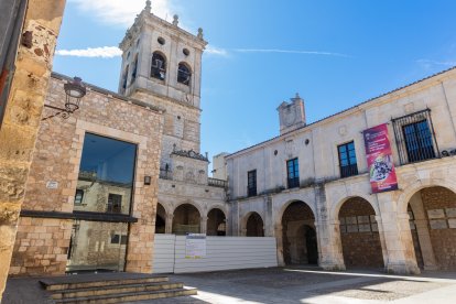 El andamiaje para restaurar la torre de la iglesia del Hospital del Rey se ha comenzado a colocar.