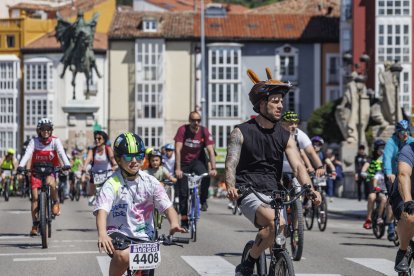 La carrera a su paso por la plaza del Mío Cid.