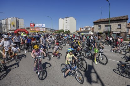 Miles de personas participaron en la XXIII edición del Día de la Bici organizado por Fundación Candeal- Proyecto Hombre.