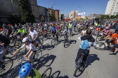 Miles de personas participaron en la XXIII edición del Día de la Bici organizado por Fundación Candeal- Proyecto Hombre.