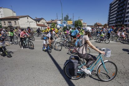 Miles de personas participaron en la XXIII edición del Día de la Bici organizado por Fundación Candeal- Proyecto Hombre.