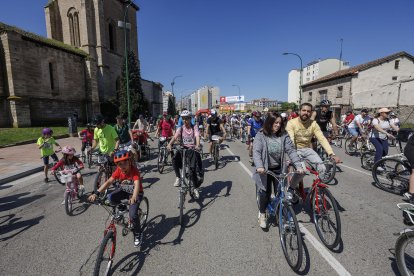 Miles de personas participaron en la XXIII edición del Día de la Bici organizado por Fundación Candeal- Proyecto Hombre.
