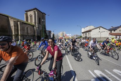Miles de personas participaron en la XXIII edición del Día de la Bici organizado por Fundación Candeal- Proyecto Hombre.