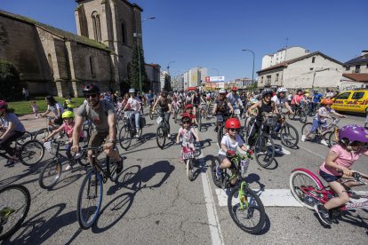Miles de personas participaron en la XXIII edición del Día de la Bici organizado por Fundación Candeal- Proyecto Hombre.