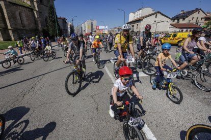 Miles de personas participaron en la XXIII edición del Día de la Bici organizado por Fundación Candeal- Proyecto Hombre.