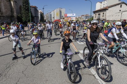 Miles de personas participaron en la XXIII edición del Día de la Bici organizado por Fundación Candeal- Proyecto Hombre.
