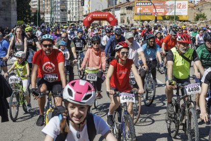 Miles de personas participaron en la XXIII edición del Día de la Bici organizado por Fundación Candeal- Proyecto Hombre.