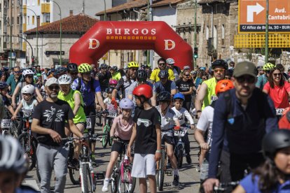 Miles de personas participaron en la XXIII edición del Día de la Bici organizado por Fundación Candeal- Proyecto Hombre.