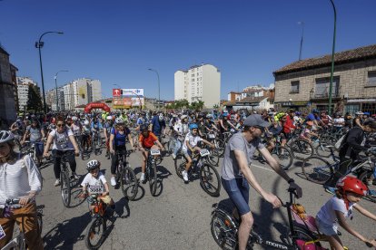 Miles de personas participaron en la XXIII edición del Día de la Bici organizado por Fundación Candeal- Proyecto Hombre.