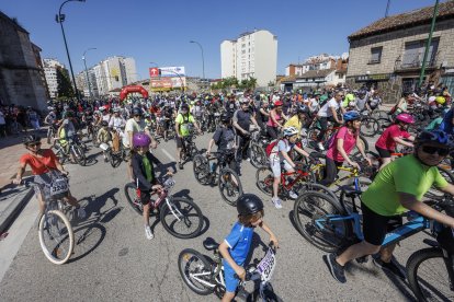 Miles de personas participaron en la XXIII edición del Día de la Bici organizado por Fundación Candeal- Proyecto Hombre.