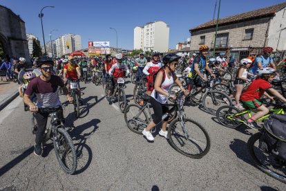Miles de personas participaron en la XXIII edición del Día de la Bici organizado por Fundación Candeal- Proyecto Hombre.