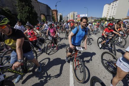 Miles de personas participaron en la XXIII edición del Día de la Bici organizado por Fundación Candeal- Proyecto Hombre.