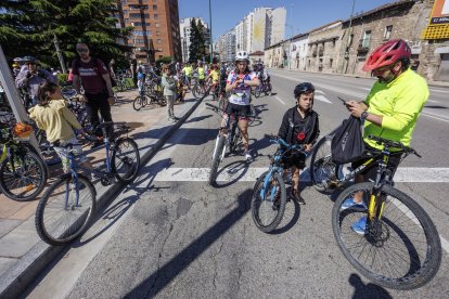 Miles de personas participaron en la XXIII edición del Día de la Bici organizado por Fundación Candeal- Proyecto Hombre.