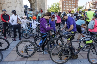 Miles de personas participaron en la XXIII edición del Día de la Bici organizado por Fundación Candeal- Proyecto Hombre.