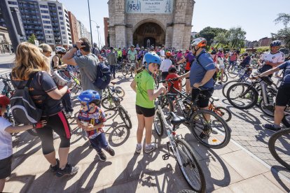 Miles de personas participaron en la XXIII edición del Día de la Bici organizado por Fundación Candeal- Proyecto Hombre.
