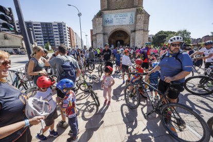 Miles de personas participaron en la XXIII edición del Día de la Bici organizado por Fundación Candeal- Proyecto Hombre.