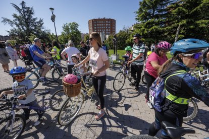 Miles de personas participaron en la XXIII edición del Día de la Bici organizado por Fundación Candeal- Proyecto Hombre.