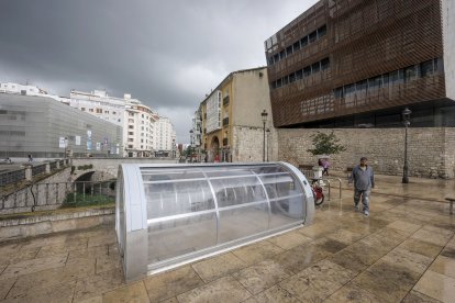 La instalación de los cuatro aparca bicicletas cubiertos han comenzado en la calle San Lesmes, de la capital burgalesa.