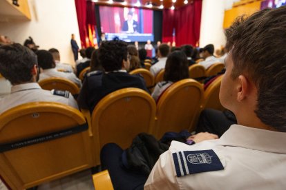 El grado de Piloto arranco con ocho alumnos que han recibido sus alas ante la mirada atenta de familiares y el resto de compañeros.