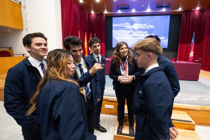 La primera promoción de estudiantes del Grado de Piloto Comercial de la UBU están listos para comandar un avión de pasajeros o mercancías.