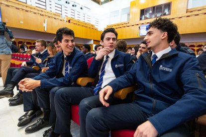 La primera promoción de estudiantes del Grado de Piloto Comercial de la UBU están listos para comandar un avión de pasajeros o mercancías.