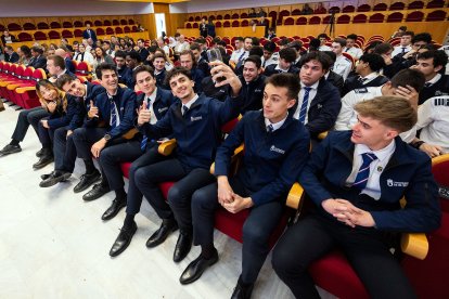 La primera promoción de estudiantes del Grado de Piloto Comercial de la UBU están listos para comandar un avión de pasajeros o mercancías.