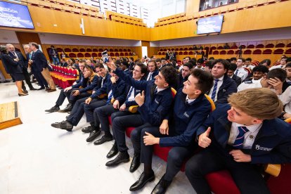 La primera promoción de estudiantes del Grado de Piloto Comercial de la UBU están listos para comandar un avión de pasajeros o mercancías.