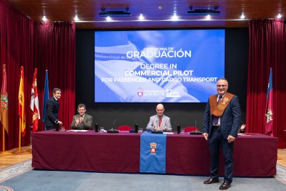 La primera promoción de estudiantes del Grado de Piloto Comercial de la UBU están listos para comandar un avión de pasajeros o mercancías.