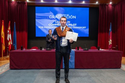 La primera promoción de estudiantes del Grado de Piloto Comercial de la UBU están listos para comandar un avión de pasajeros o mercancías.