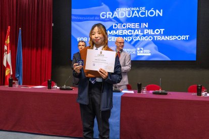 La primera promoción de estudiantes del Grado de Piloto Comercial de la UBU están listos para comandar un avión de pasajeros o mercancías.