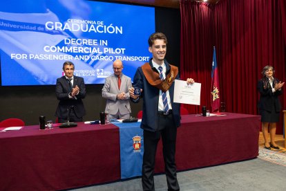 La primera promoción de estudiantes del Grado de Piloto Comercial de la UBU están listos para comandar un avión de pasajeros o mercancías.