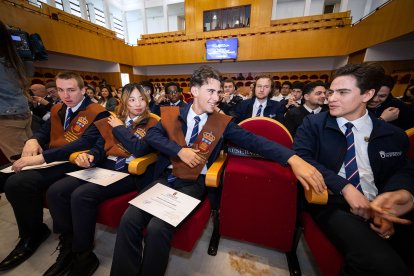 La primera promoción de estudiantes del Grado de Piloto Comercial de la UBU están listos para comandar un avión de pasajeros o mercancías.