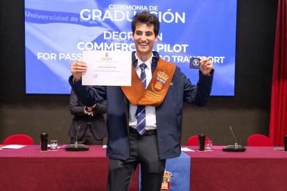 La primera promoción de estudiantes del Grado de Piloto Comercial de la UBU están listos para comandar un avión de pasajeros o mercancías.