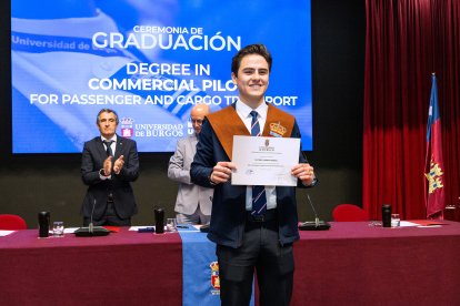 La primera promoción de estudiantes del Grado de Piloto Comercial de la UBU están listos para comandar un avión de pasajeros o mercancías.