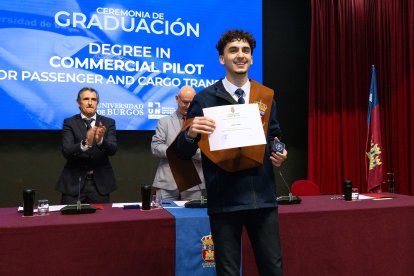 La primera promoción de estudiantes del Grado de Piloto Comercial de la UBU están listos para comandar un avión de pasajeros o mercancías.