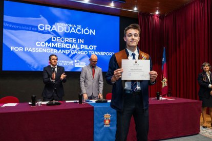 La primera promoción de estudiantes del Grado de Piloto Comercial de la UBU están listos para comandar un avión de pasajeros o mercancías.