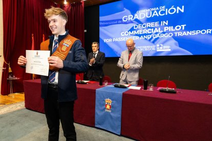 La primera promoción de estudiantes del Grado de Piloto Comercial de la UBU están listos para comandar un avión de pasajeros o mercancías.