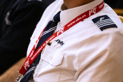 La primera promoción de estudiantes del Grado de Piloto Comercial de la UBU están listos para comandar un avión de pasajeros o mercancías.